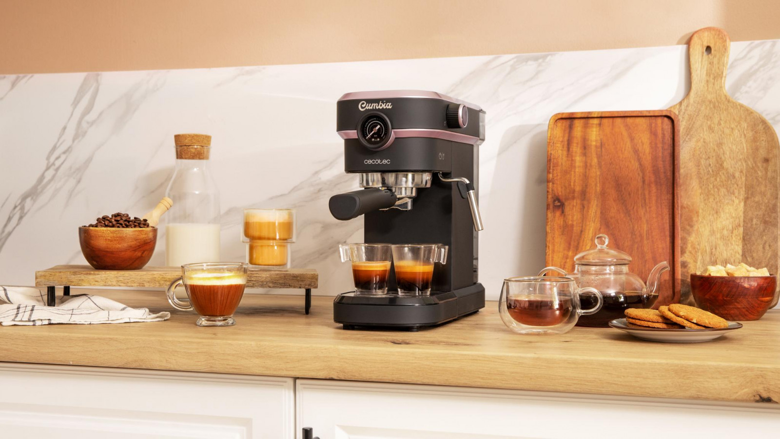 Cafetera espresso con diseño elegante y compacto para los amantes del buen café.