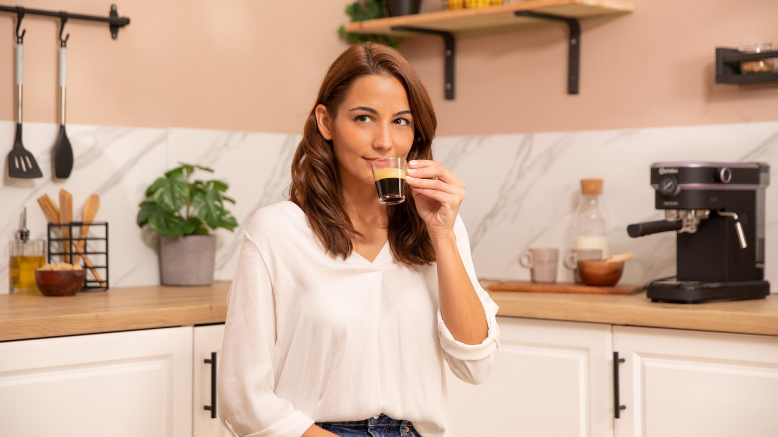 Emite agua caliente a la temperatura idónea para las infusiones.