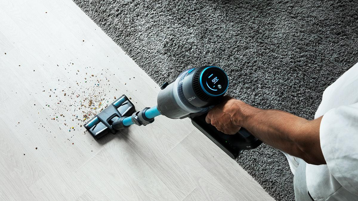 Aspirador sin cables 4 en 1: vertical, escoba, de mano y friegasuelos con motor digital Brushless, máxima potencia de succión y diseño 360 para eliminar el polvo de cualquier lugar. Incluye un cepillo Jaliscazo cuyos millones de microfibras junto con sus palas de arrastre acaban tanto con la microsuciedad como con los pelos y la suciedad más grande, en todo tipo de suelos y alfombras. Tecnología 360º para llegar a todos los rincones del hogar, hasta los más altos. El peso recae sobre el puño para poder levantar el aspirador cómodamente.
