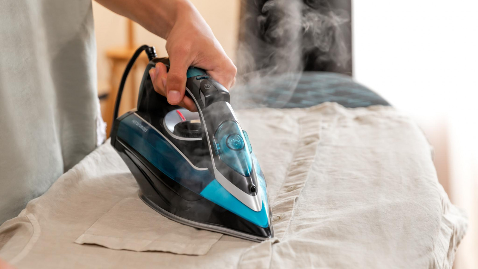 Bomba de agua automática integrada, mejorando tu experiencia en el planchado generando un vapor continuo que no tiene las planchas normales.