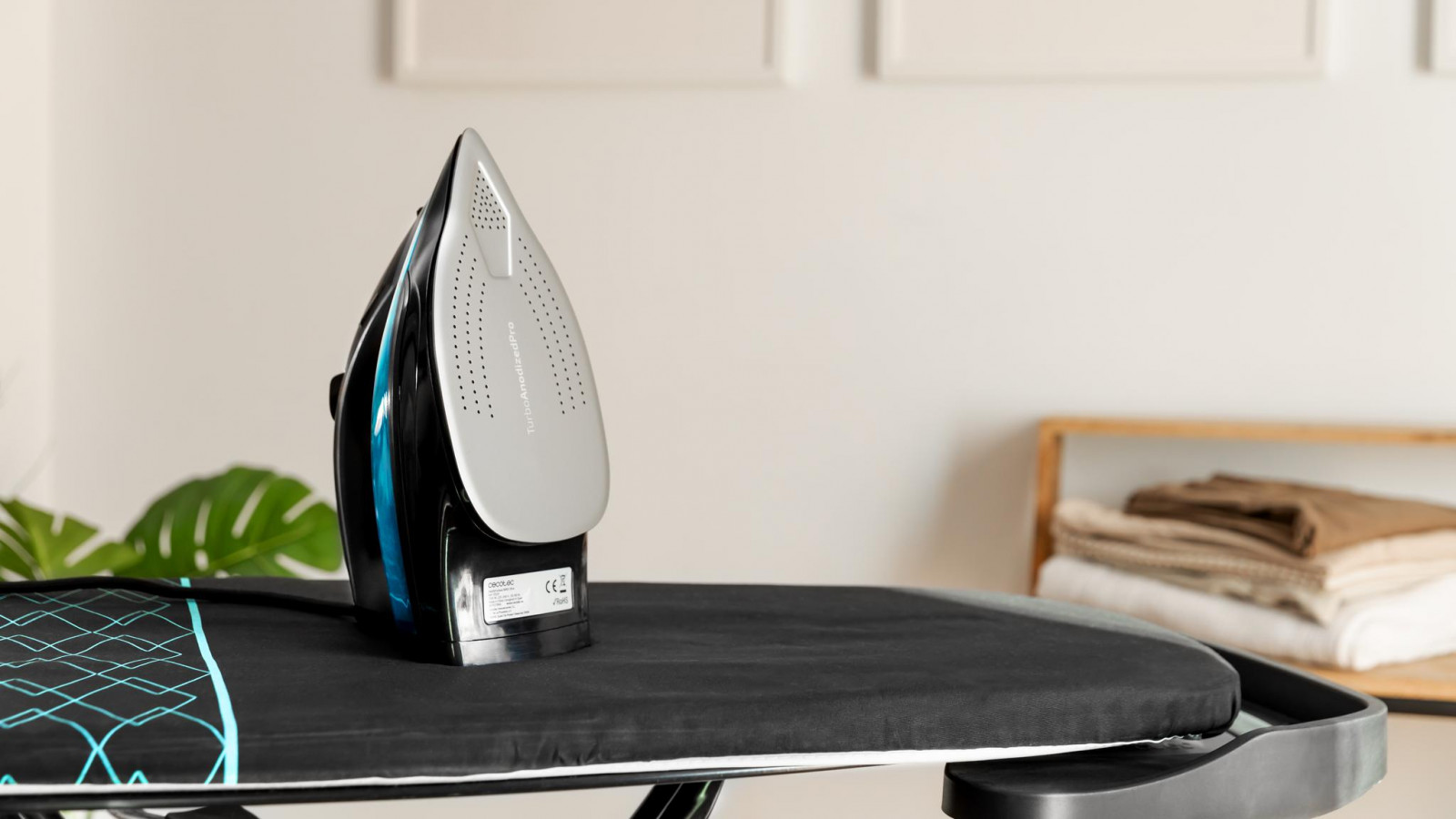 Tecnología Power Steam que genera un vapor continuo de hasta 75 g/min. Supervapor de 285 g/min que elimina las arrugas más difíciles penetrando en el corazón del tejido.