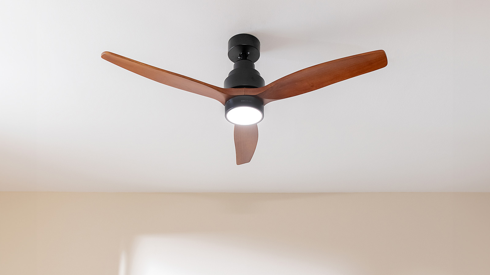 Gran potencia de 40 W, con motor de cobre de alto rendimiento que aumenta el caudal de aire y la sensación de frescor, con la máxima fiabilidad y durabilidad.