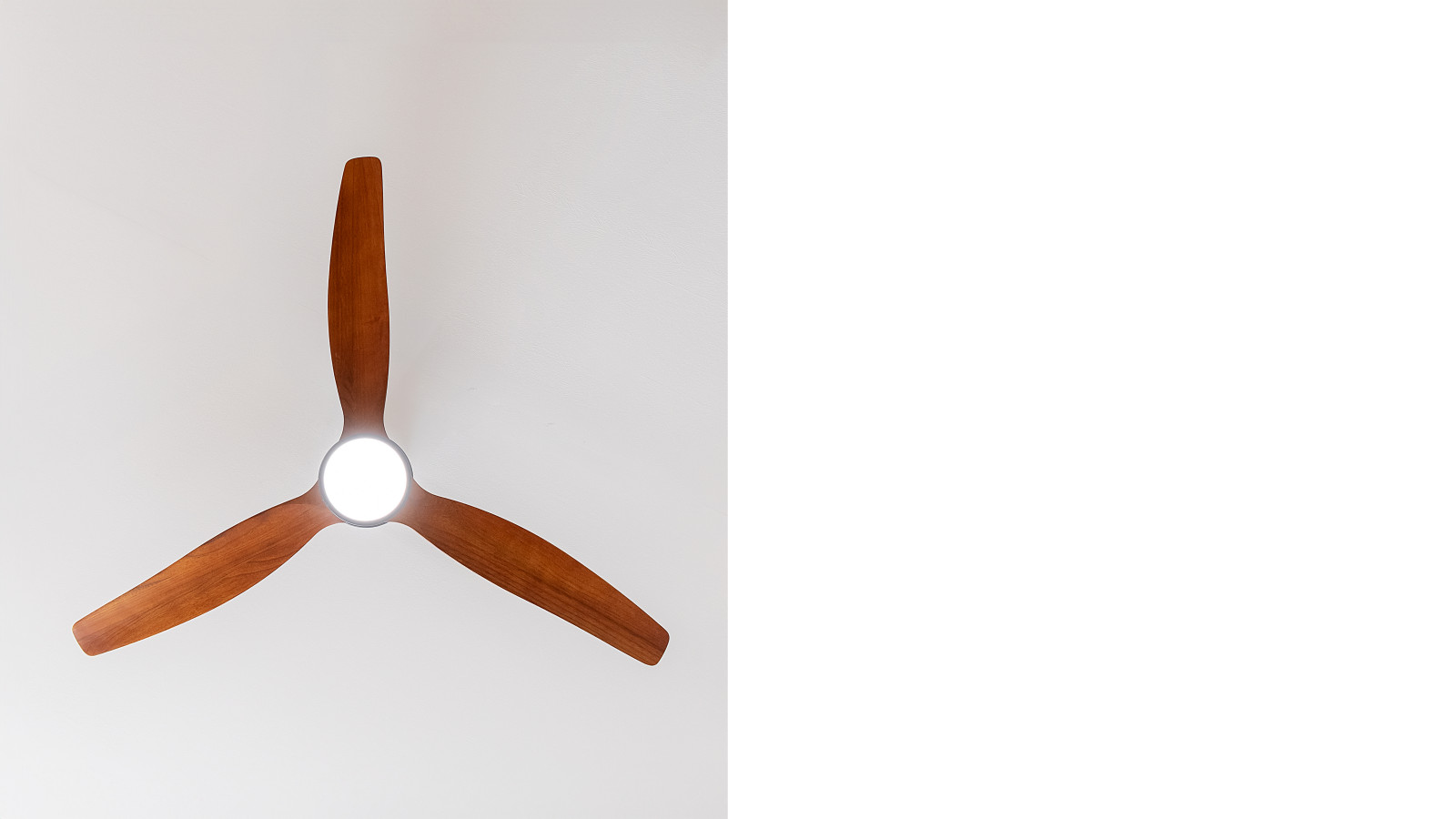Cómodo y sencillo control gracias al mando a distancia, desde el cual se puede seleccionar el funcionamiento del ventilador.