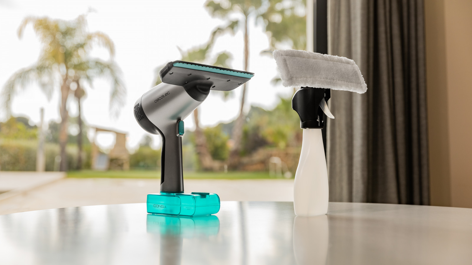 Aspirador limpiacristales con función 3 en 1: pulveriza, limpia y aspira. Con tecnología All Surface y boquilla de 220 mm para limpiar cualquier superficie de forma eficaz.