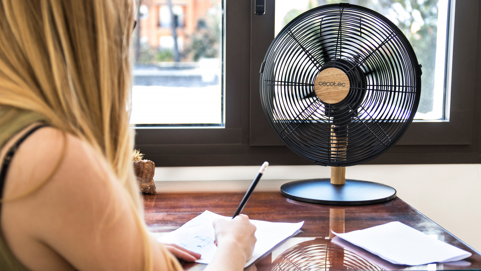 Las 12 pulgadas del ventilador, equivalentes a 30 cm, le aportan un gran diámetro que potencia la salida del flujo de aire. Posee 4 aspas aerodinámicas para garantizar el máximo caudal de aire fresco de la forma más eficiente.