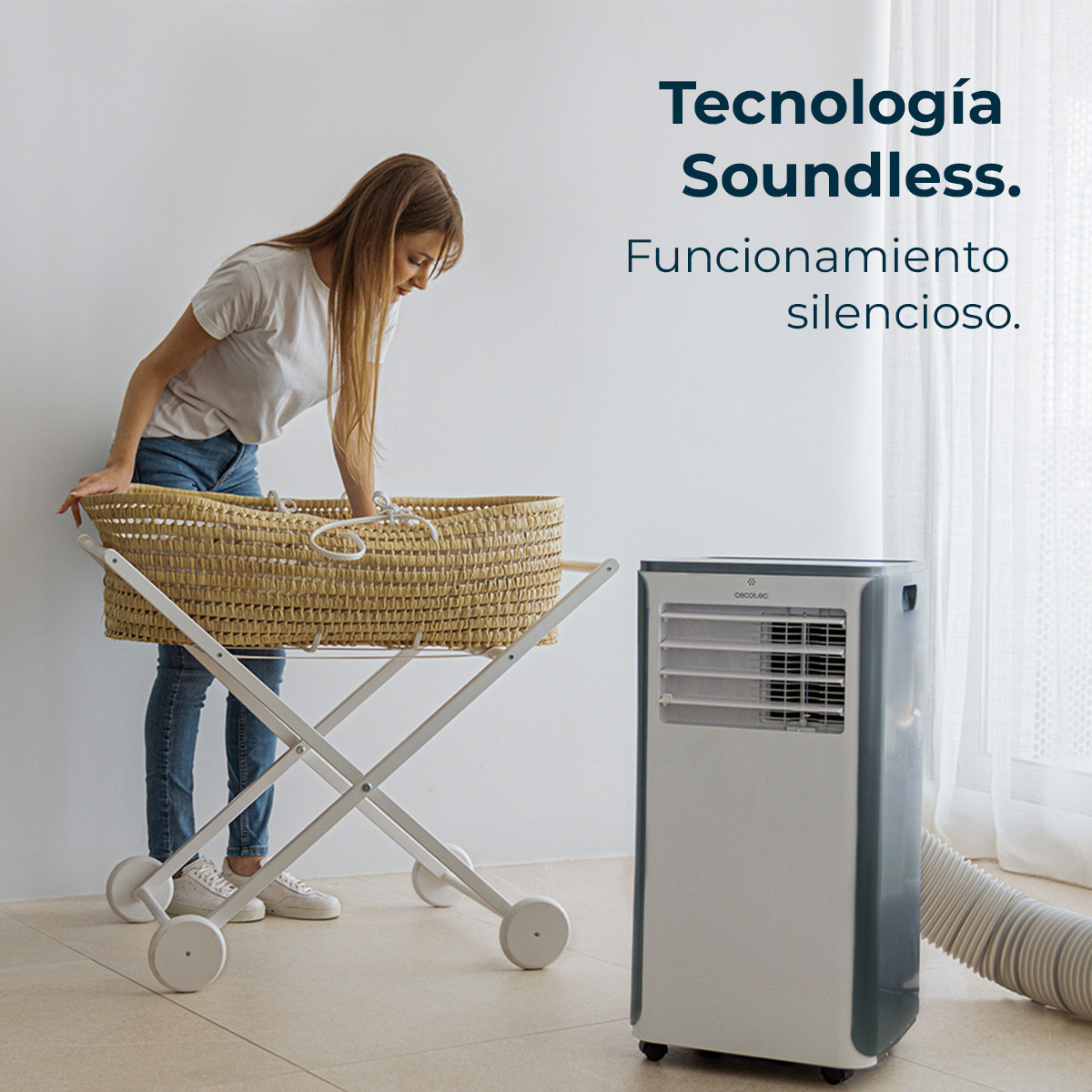 Posee mando a distancia para controlar el aire acondicionado cómodamente desde cualquier lugar sin tener que acercarse al mismo para cambiar su configuración seleccionada. La pantalla LED muestra todas las configuraciones posibles y destaca las que se están utilizando en cada momento con el fin de ofrecer un sencillo control del aire acondicionado.