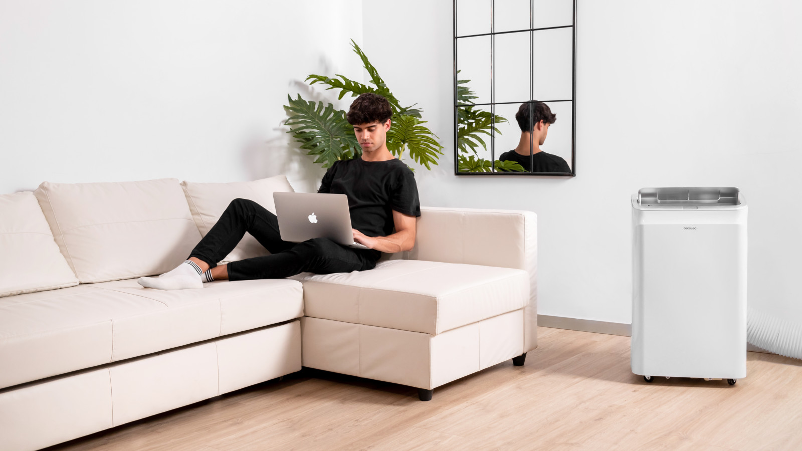 Posee mando a distancia para controlar el aire acondicionado cómodamente desde cualquier lugar sin tener que acercarse al mismo para cambiar su configuración seleccionada.
