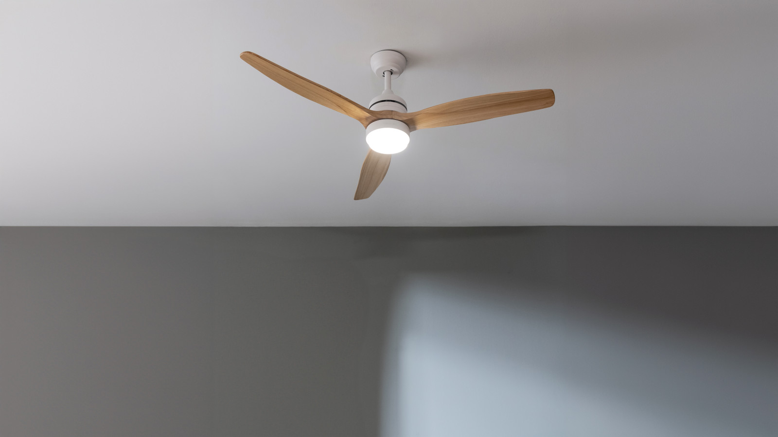 Motor DC de 40 W: motor de corriente directa que mejora el funcionamiento del ventilador, aumentando su eficiencia y generando un menor consumo eléctrico.