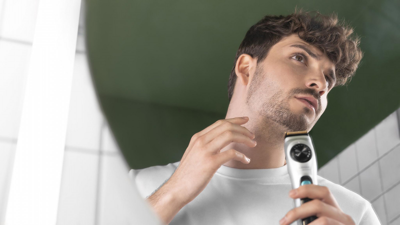 Perfecto para el recorte de barbas, para el perfilado y definición de contornos y detalles, así como de recortes de cabello gracias a sus cuchillas de acero inoxidable con recubrimiento de titanio, extraíbles, de larga duración y alta precisión para el recorte uniforme con unas líneas y contornos precisos.
