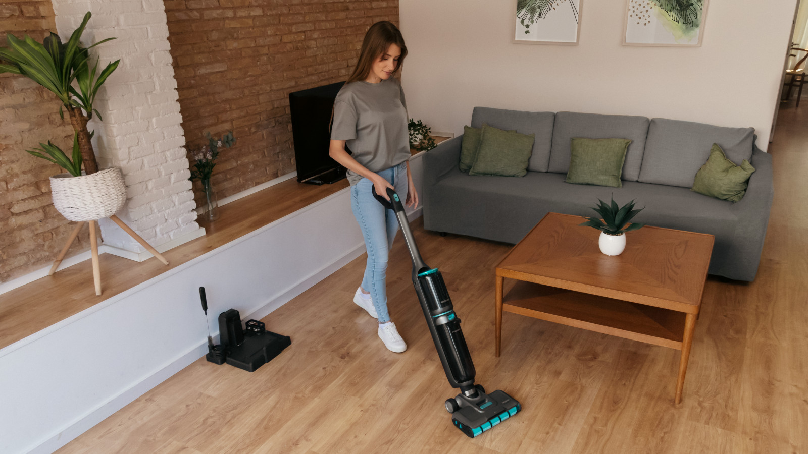 Friega y aspira de forma simultánea y acaba con toda la suciedad sin esfuerzo gracias a sus 60 W.
