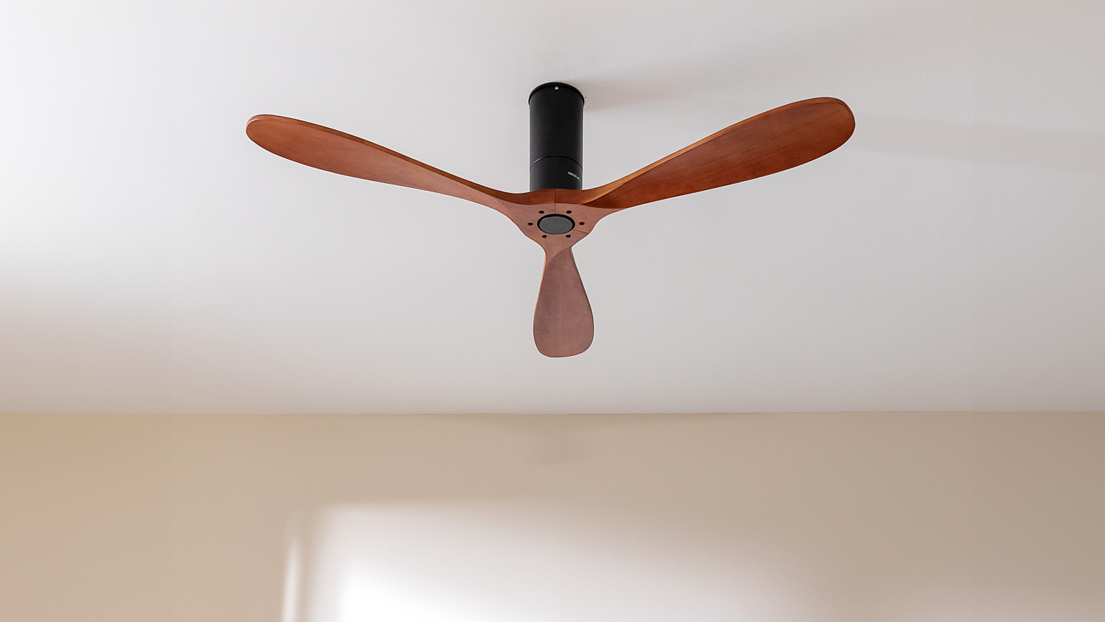 Gran potencia de 40 W, con motor DC  de alto rendimiento que aumenta el caudal de aire y la sensación de frescor, con la máxima fiabilidad y durabilidad. Su motor DC de corriente directa mejora el funcionamiento del ventilador por lo que aumenta su eficiencia y genera un menor consumo eléctrico. Además, trabaja de manera silenciosa.