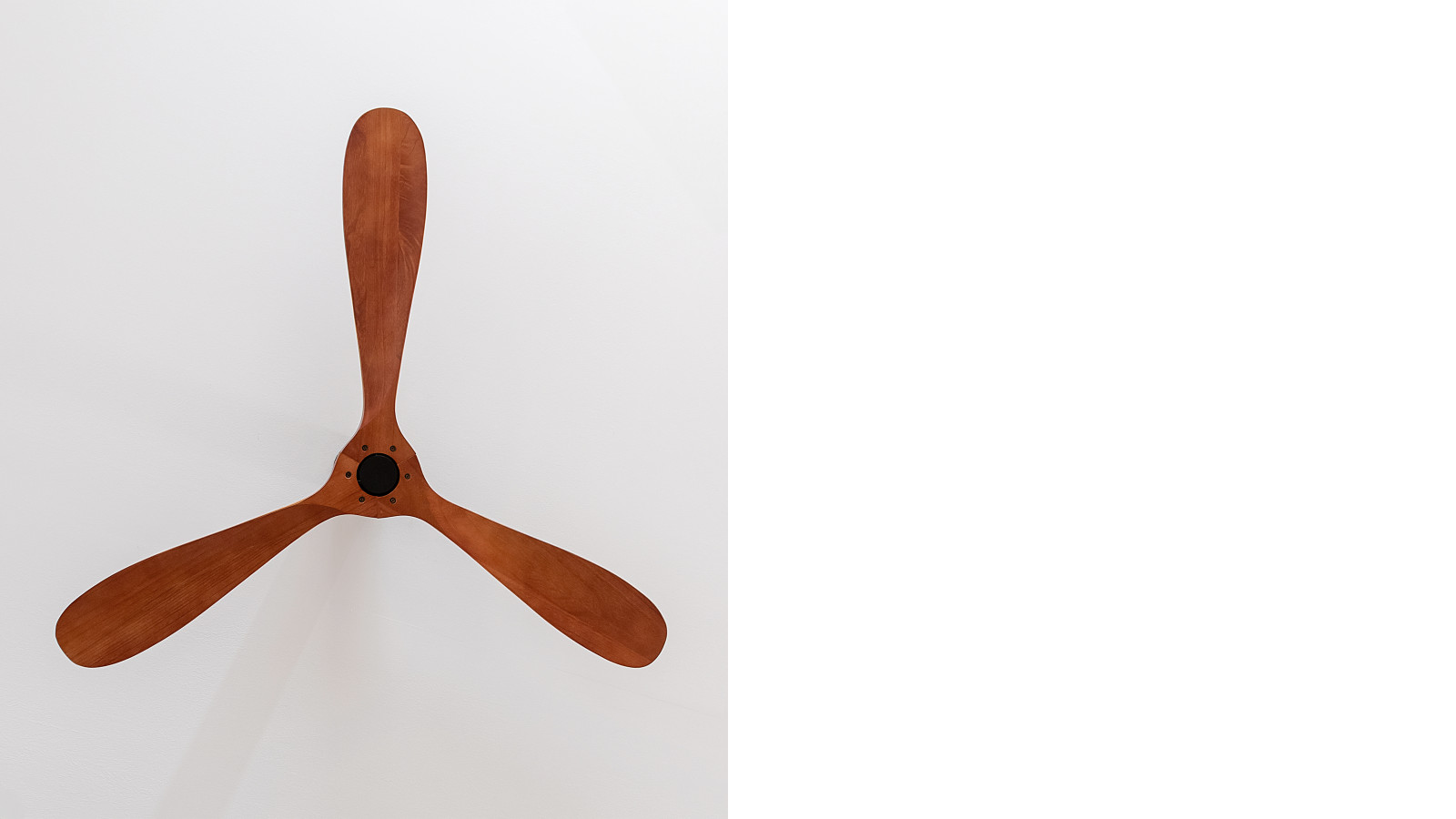 Perfecto para su uso en exteriores, el ventilador posee una certificación IP44 que muestra su gran protección por lo que se puede hacer uso del ventilador tanto en el interior como en el exterior.