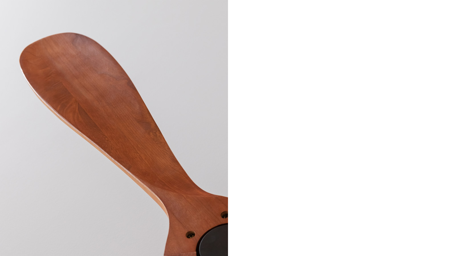 Amplio diámetro de 52 pulgadas (132 cm) que aumenta la cobertura de aire fresco en la estancia. Sistema formado por 3 aspas totalmente innovadoras y aerodinámicas, diseñadas para maximizar el flujo de aire y garantizar un caudal constante de aire fresco.