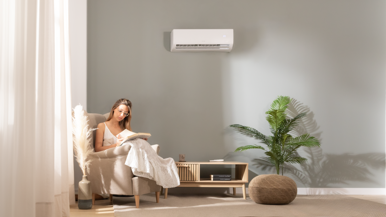Aire acondicionado de split con una gran capacidad de enfriamiento de 12000 BTU equivalentes a 3000 frigorías. Dicha capacidad facilita conseguir la temperatura deseada en la estancia de manera  rápida y eficaz. La bomba de calor del aire acondicionado permite también ser utilizado en invierno con el fin de aumentar la temperatura de la estancia en la cual esté ubicado. Sistema inverter que maximiza la eficiencia del compresor del aire acondicionado ya que regula su funcionamiento siempre a una velocidad y temperatura constante, alargando la vida útil del equipo. Su gran área de cobertura de 22 m2 permite adaptar y modificar la temperatura de la estancia a los grados deseados, ya sea para reducir los grados en verano, o aumentarlos en invierno. Su gran caudal de aire de 550 m3/h proporciona un gran flujo de aire frío o caliente para conseguir la temperatura deseada en el hogar. El aire acondicionado posee en su parte inferior una lama móvil u oscilable que permite seleccionar la dirección del aire y colabora en el proceso de caldeo del mismo.