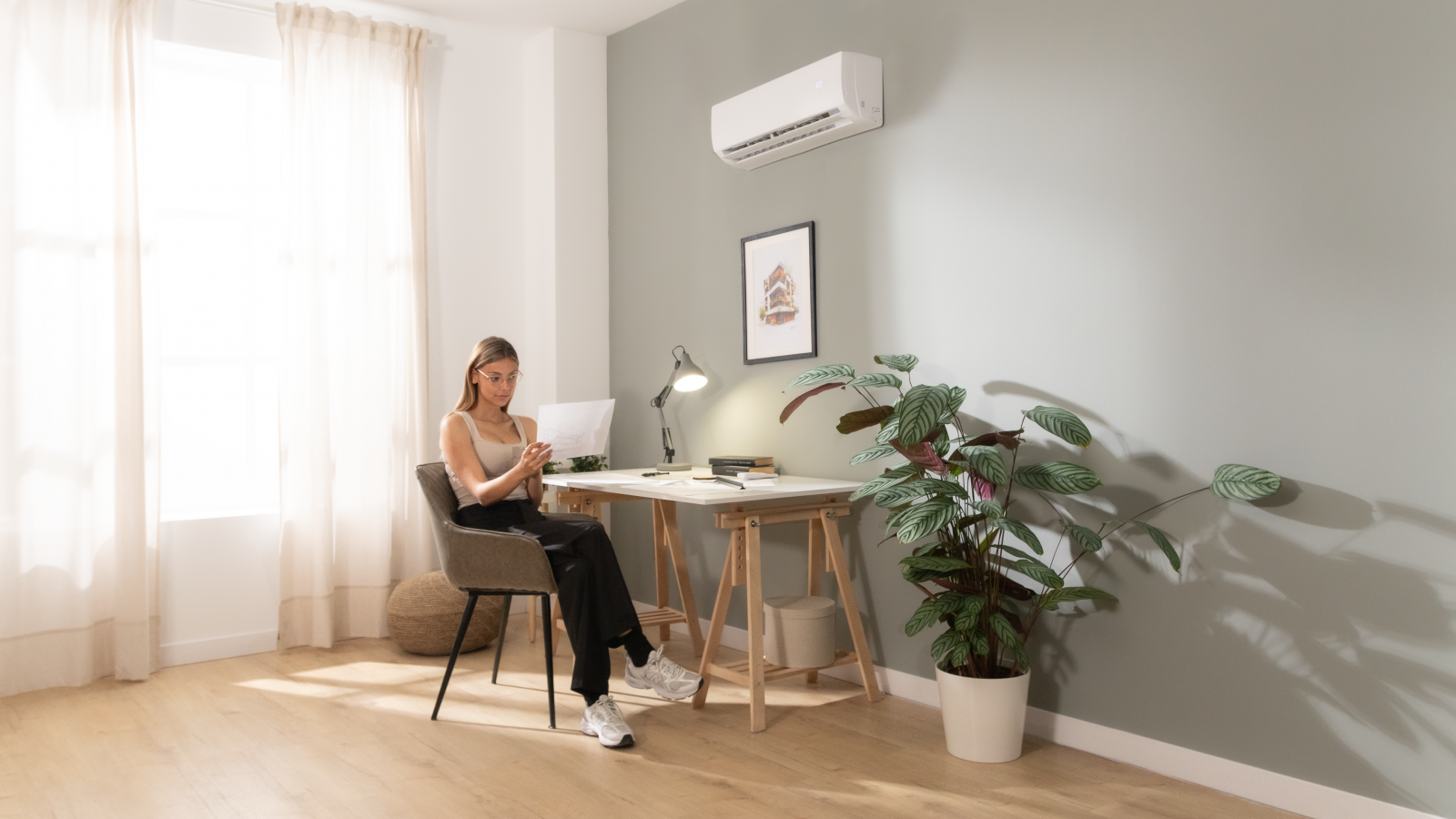 La pantalla LED muestra todas las configuraciones posibles y destaca las que se están utilizando en cada momento con el fin de ofrecer un sencillo control del aire acondicionado. Posee mando a distancia para controlar el aire acondicionado cómodamente desde cualquier lugar sin tener que acercarse al mismo para cambiar su configuración seleccionada.  El temporizador se puede programar un máximo de 24 horas para seleccionar el tiempo de funcionamiento deseado, una vez finalizado se apagará automáticamente.