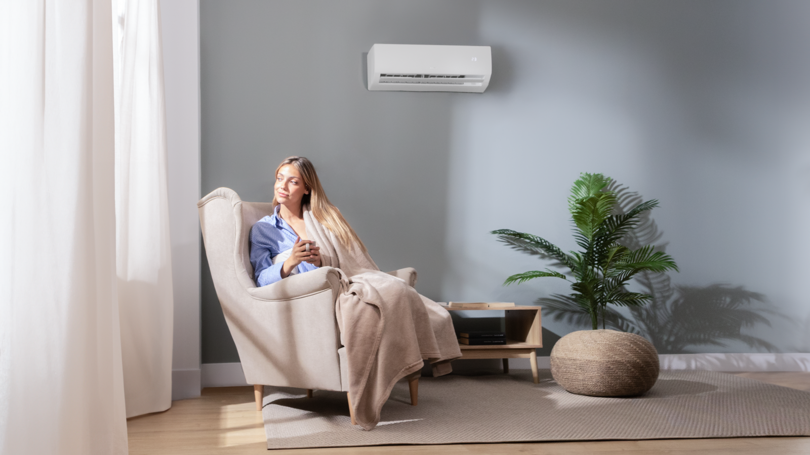 El motor DC proporciona una máxima eficiencia al aire acondicionado ya que es capaz de autorregular su velocidad en función de la configuración seleccionada. El aire acondicionado posee un filtro de aire extraíble y lavable cuya principal función es evitar que las mayores partículas de polvo vuelvan de nuevo al ambiente.