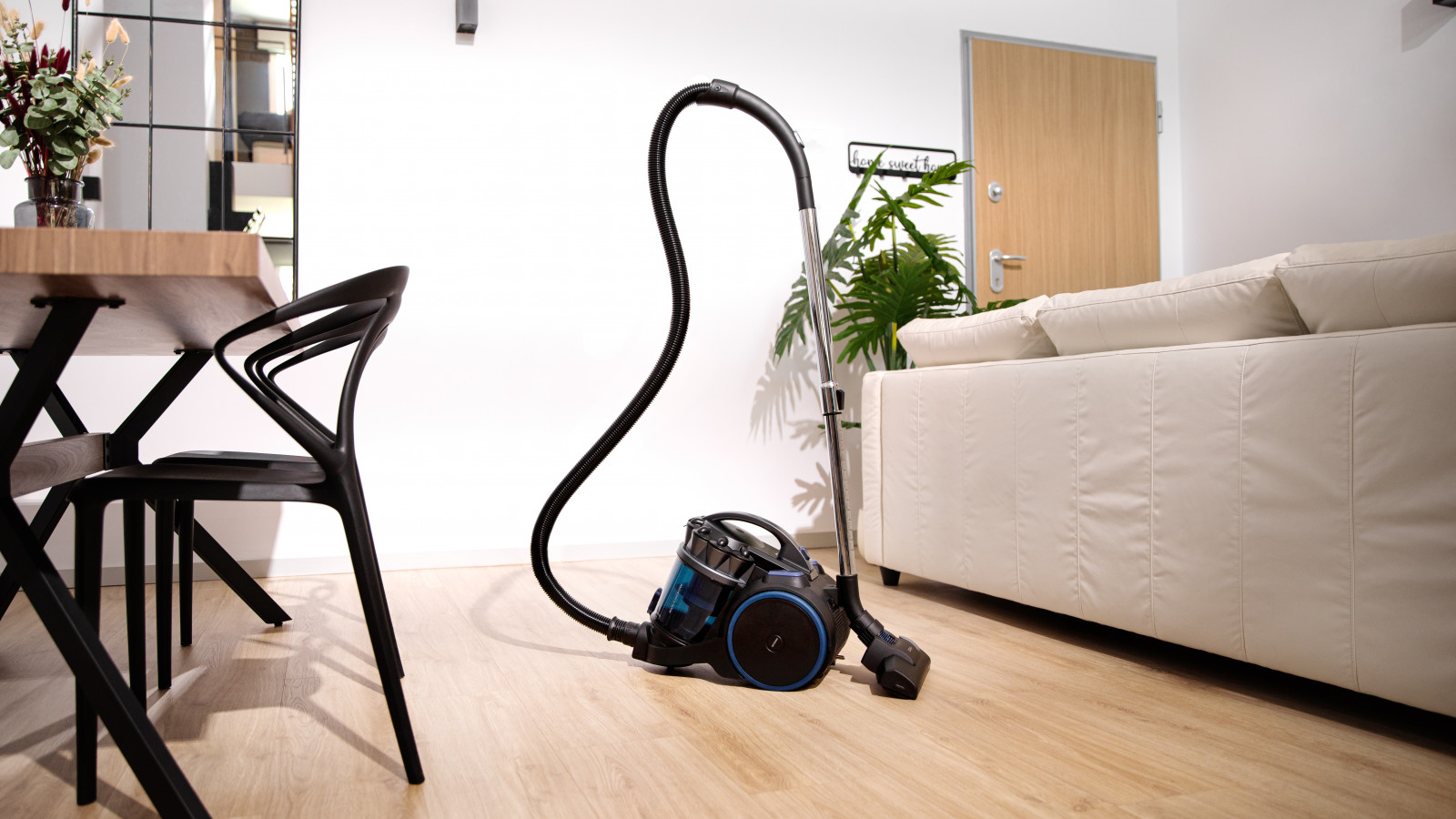 Aspirador de trineo multiciclónico sin bolsas con 800 W de potencia y con un poder de succión de hasta 20 kPa para acabar con la suciedad más difícil en cualquier superficie.