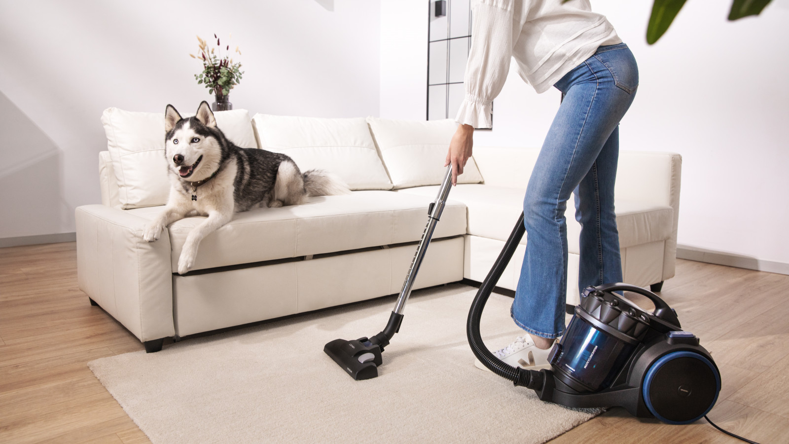 Sistema EasyMove: permite un manejo del aspirador cómodo y sencillo gracias a su diseño compacto y ligero. Limpia en cualquier superficie gracias a su amplia gama de accesorios que incluye un cabezal de succión con dos posiciones para alfombras y suelos lisos, un accesorio para muebles, un accesorio para esquinas y un accesorio para tejidos. Además, incluye un accesorio especial para animales y cepillo alargado especial para muebles.
