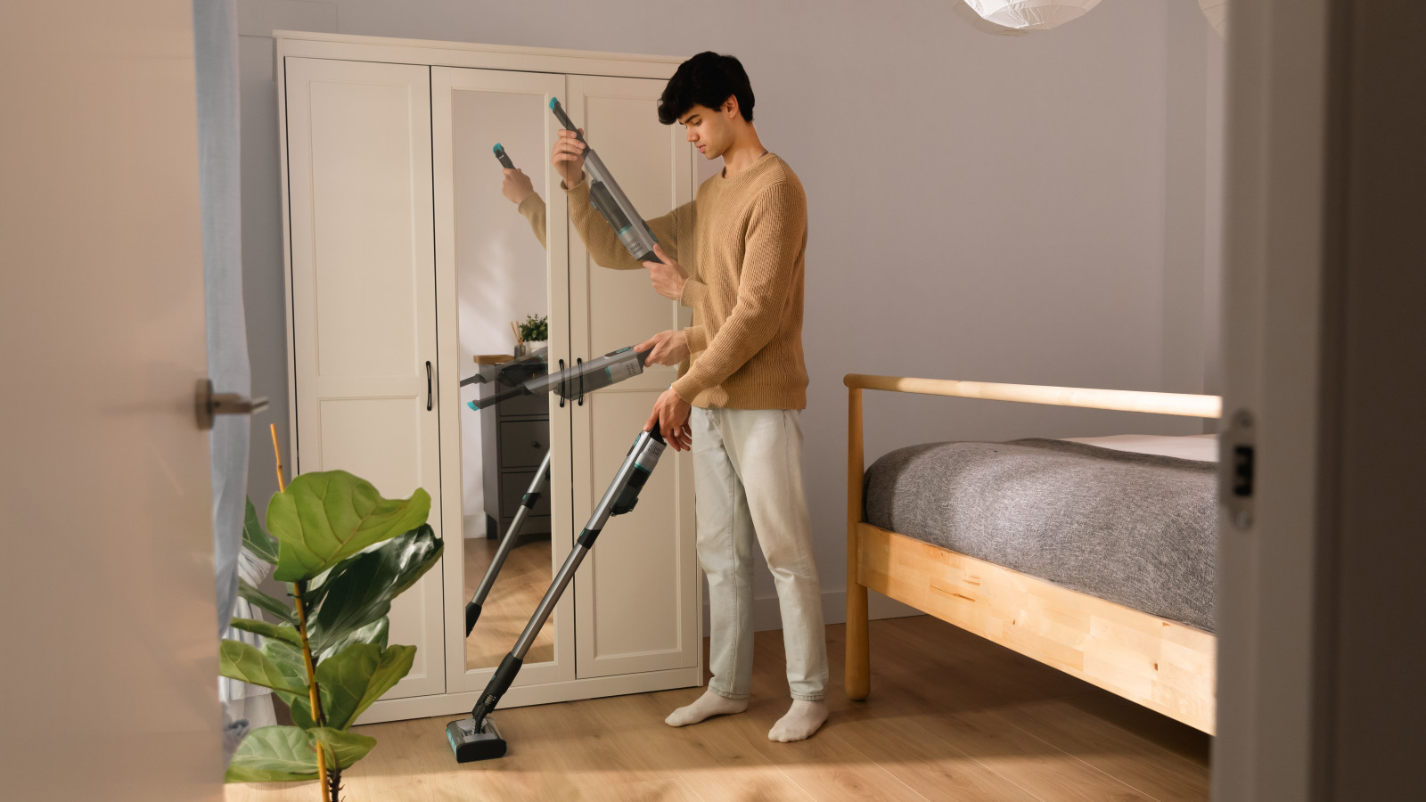Diseño ultraligero 2 en 1 que permite su uso como aspirador vertical y de mano (0,73 kg en mano y 1,55 kg entero) para limpiar de la forma más cómoda hasta el último rincón.