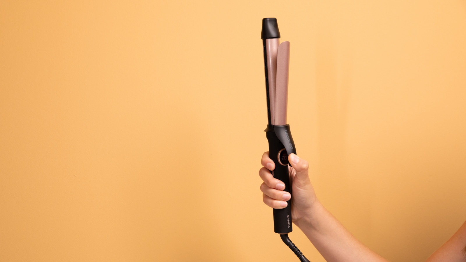 El rizador es apto para todo tipo de cabello, aportando suavidad y brillo. Incluye un apagado automático de seguridad para que se apague, protegiendo así el rizador y el enchufe.