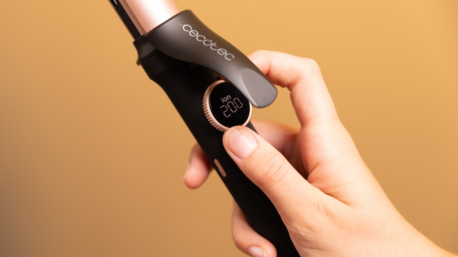 Gracias a la pantalla LED, es muy rápido y cómodo seleccionar la temperatura deseada para cada tipo de cabello. Dispone de un amplio rango de temperatura (120ºC-210ºC) mediante un selector rotativo. La temperatura sube de 10 a 10ºC, teniendo más variedad de elección a la hora de rizar el pelo.