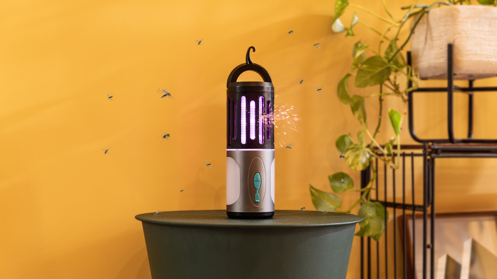 Diseño 3 en 1: mata mosquitos, lámpara con luz a ambos lados y linterna en su parte inferior.