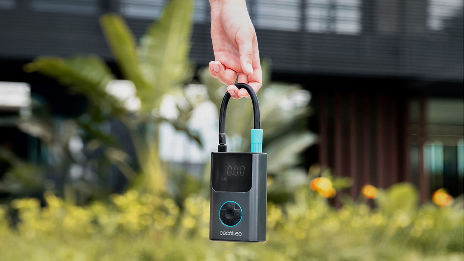 Potente y versátil: Equipado con una doble batería de litio de 7.4 voltios y 2000 mAh de capacidad cada una, este inflador es capaz de satisfacer diversas necesidades de inflado.