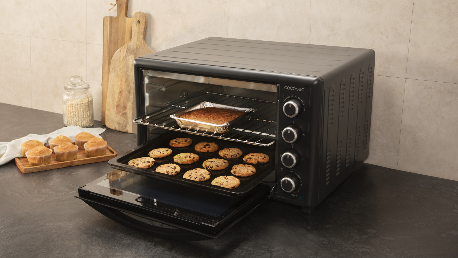 Gran capacidad de 60 litros ofrece un amplio espacio donde cocinar grandes cantidades de comida y así facilitar el ahorro de energía.