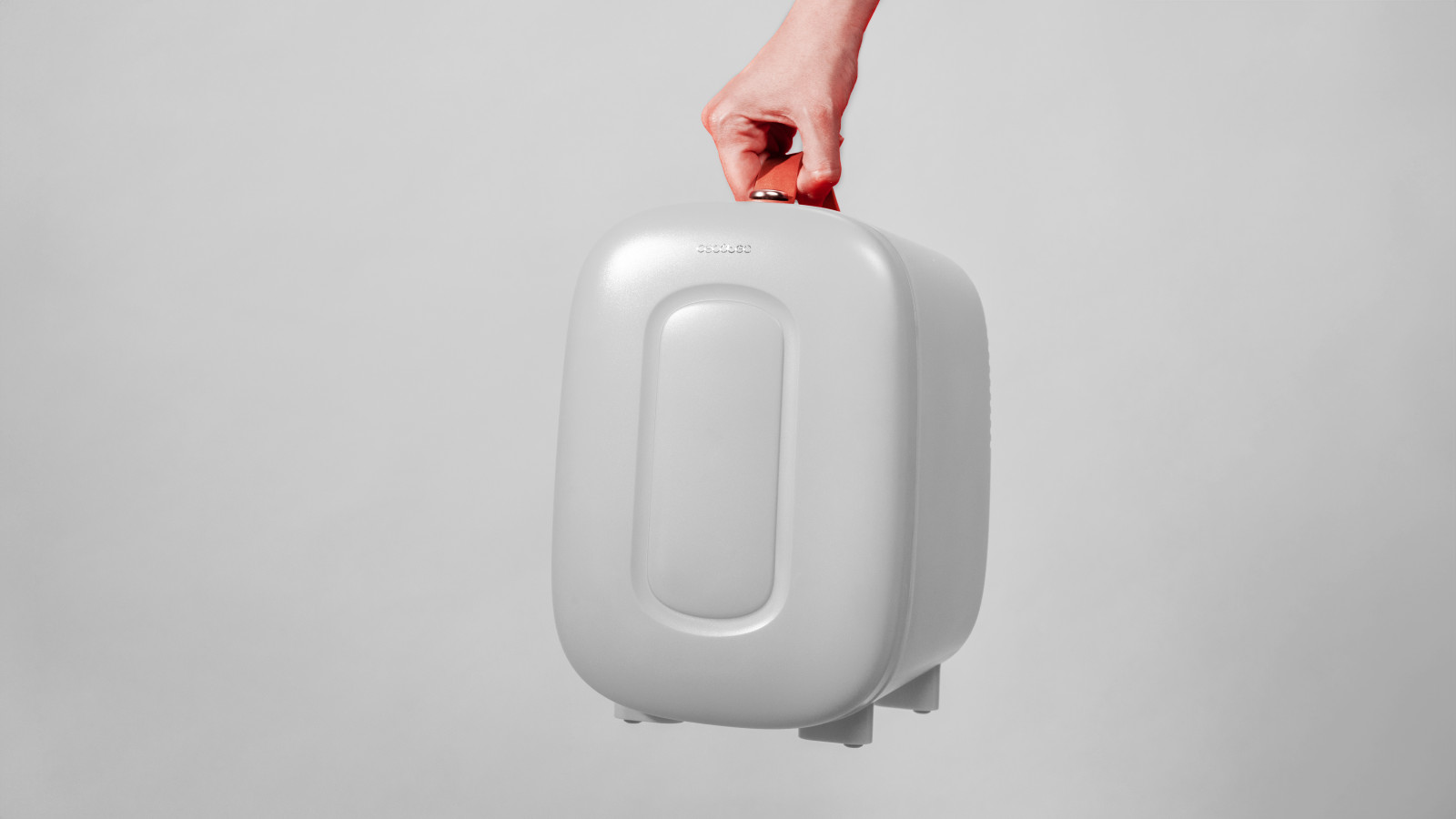 Llévate la nevera a todas partes y mantén tus bebidas y productos fríos en todos tus viajes gracias a su compatibilidad con coches y caravanas.