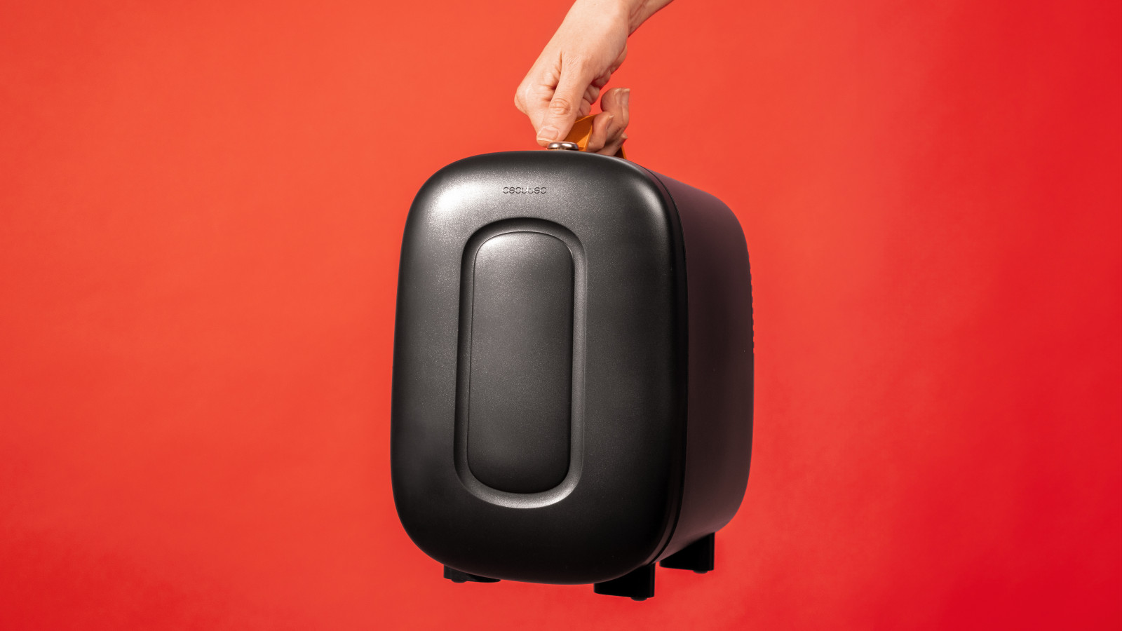 Llévate la nevera a todas partes y mantén tus bebidas y productos fríos en todos tus viajes gracias a su compatibilidad con coches y caravanas.