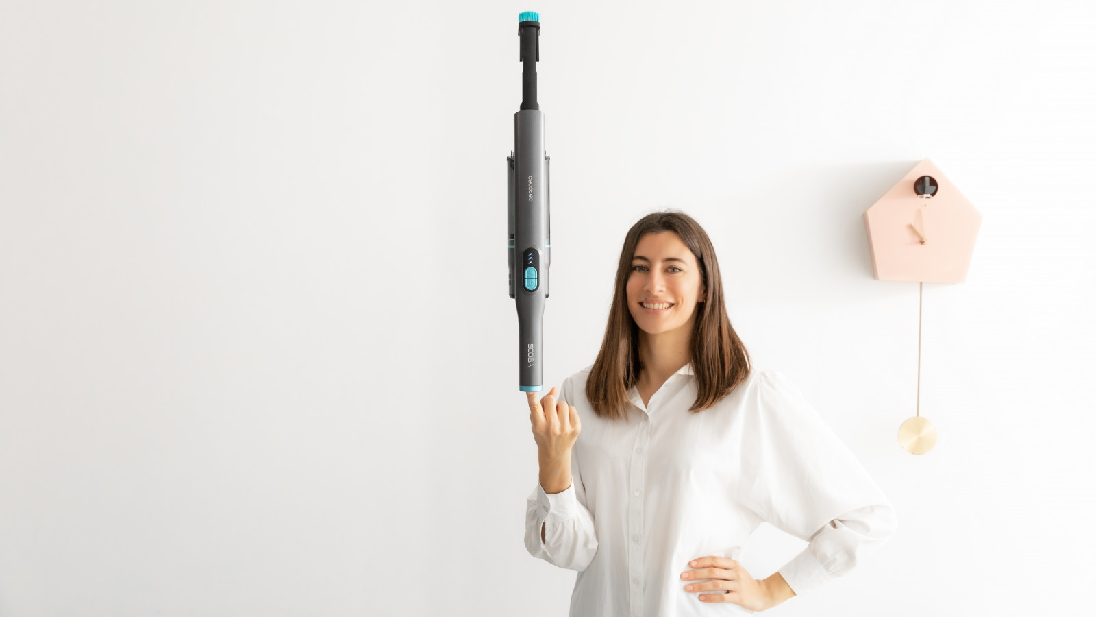 Diseño ultraligero 2 en 1 que permite su uso como aspirador vertical y de mano (0,73 kg mano y 1,5 kg como escoba) para limpiar de la forma más cómoda hasta el último rincón.