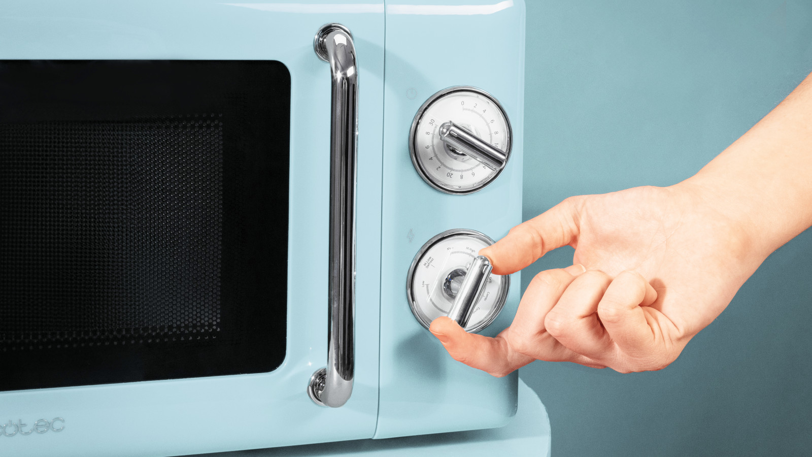 El microondas te avisará en el momento en el que se hayan terminado de preparar tus recetas con su señal de fin de cocción y podrás visualizar el proceso en todo momento gracias a su lámpara con luz interior.