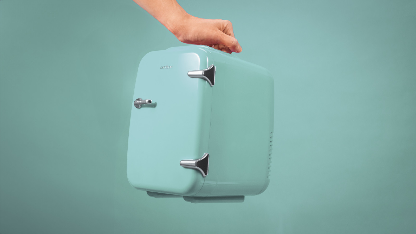 Llévate la nevera a todas partes y mantén tus bebidas y productos fríos en todos tus viajes gracias a su compatibilidad con coches y caravanas.