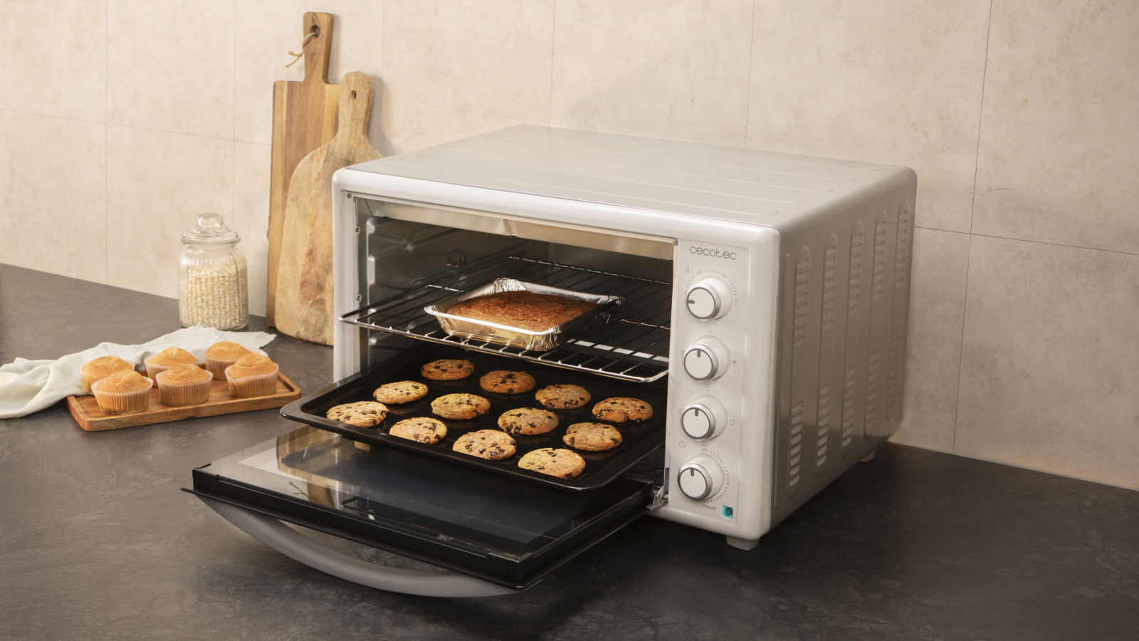 Gran capacidad de 60 litros ofrece un amplio espacio donde cocinar grandes cantidades de comida y así facilitar el ahorro de energía.