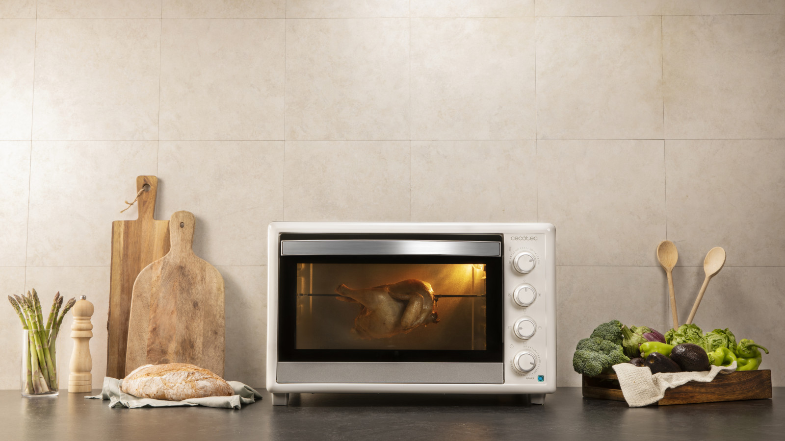 Rustidor giratorio incluido con calor repartido 360º para conseguir la cocción idónea de tus pollos asados. Equipado con luz interior que permite valorar en todo momento el estado de la cocción de tus recetas.