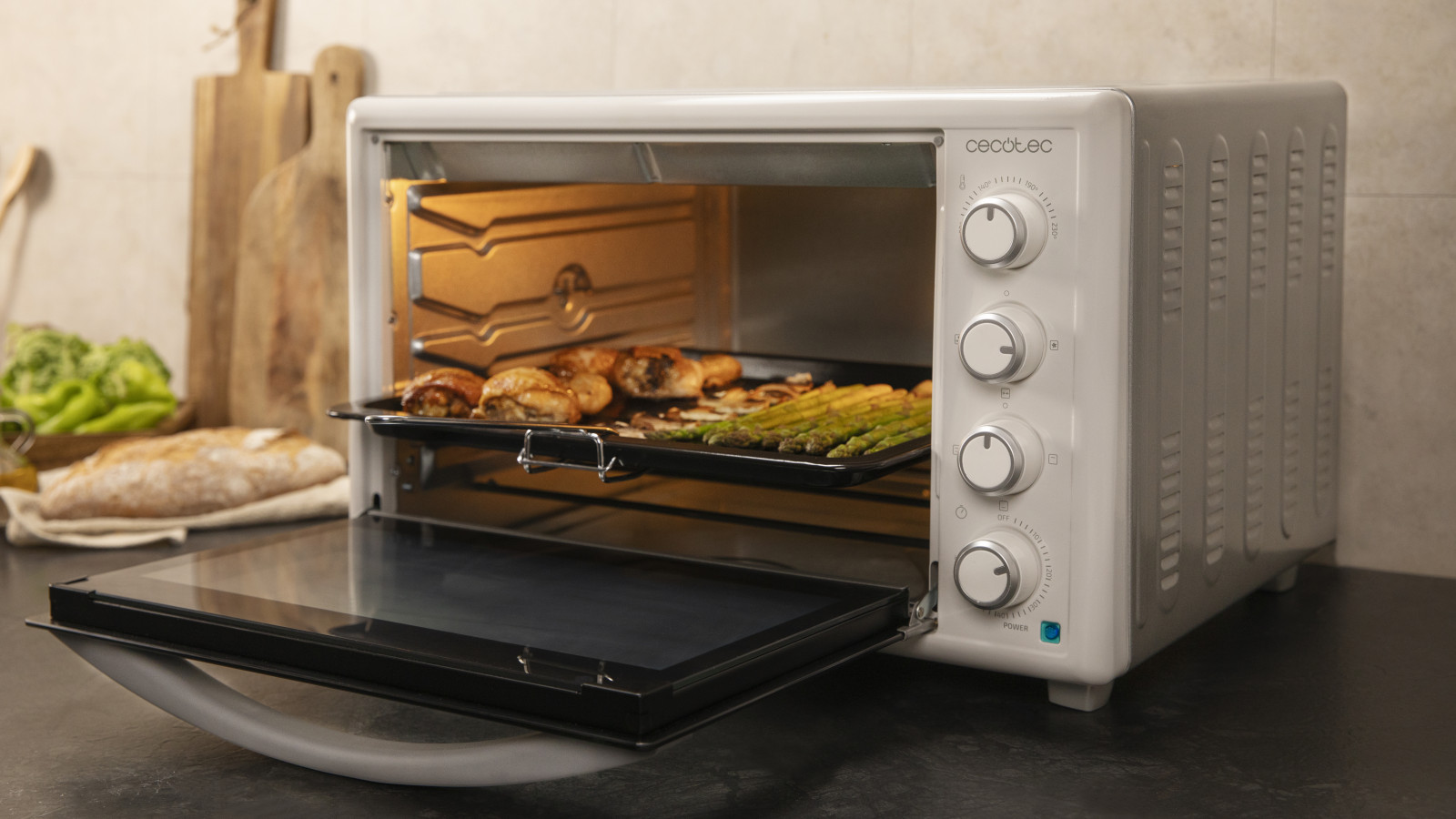 Puerta de doble cristal de alta resistencia que facilita el correcto mantenimiento de la temperatura en el interior. Bandeja recogemigas incluida para optimizar la limpieza de tu horno.
