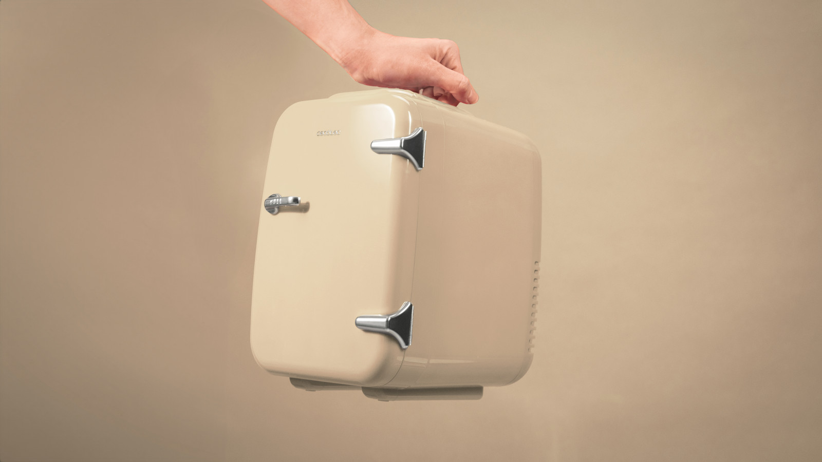 Llévate la nevera a todas partes y mantén tus bebidas y productos fríos en todos tus viajes gracias a su compatibilidad con coches y caravanas.