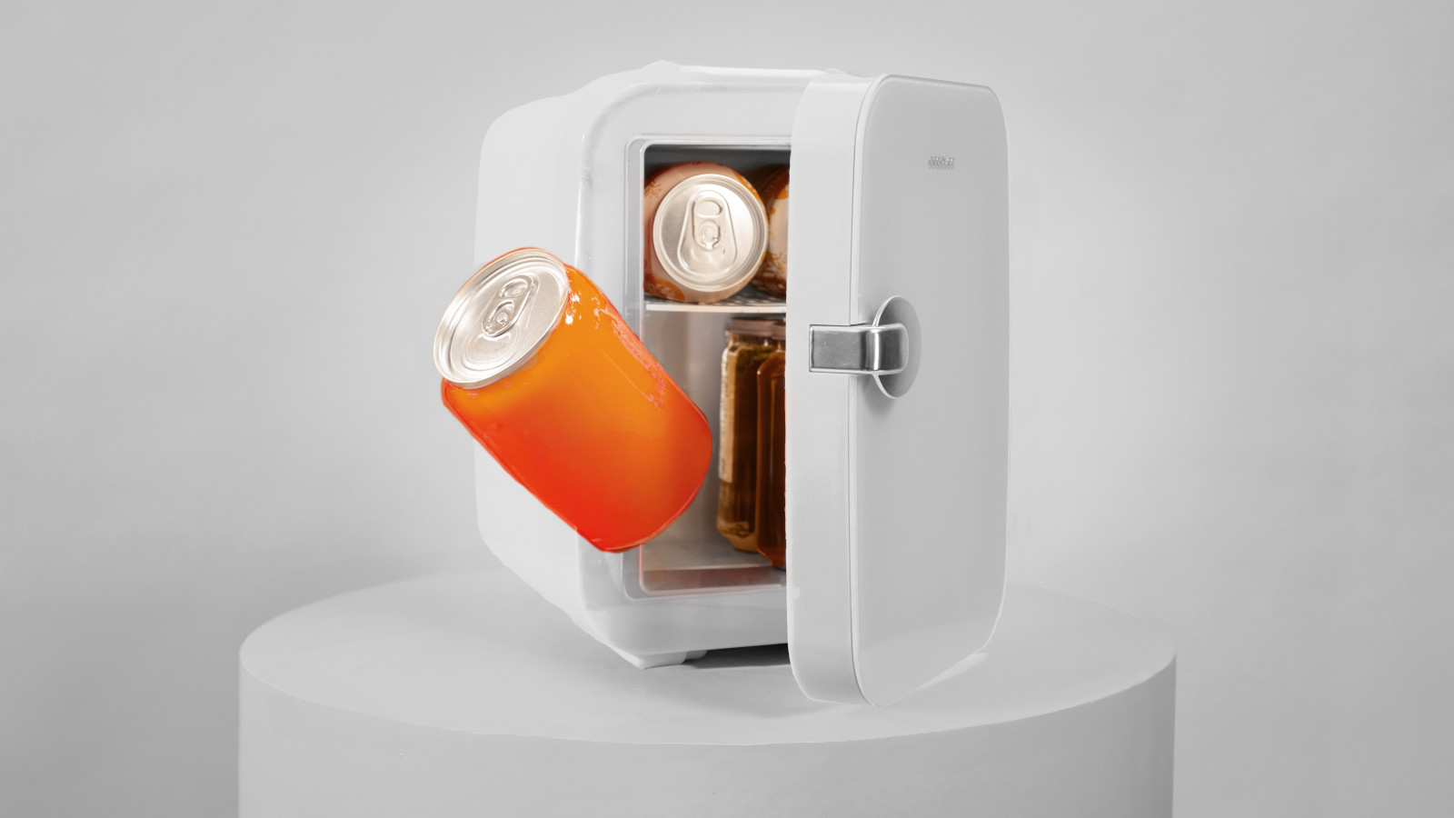 Capacidad de 4 litros para que almacenes bebidas, alimentos o aquello que desees.