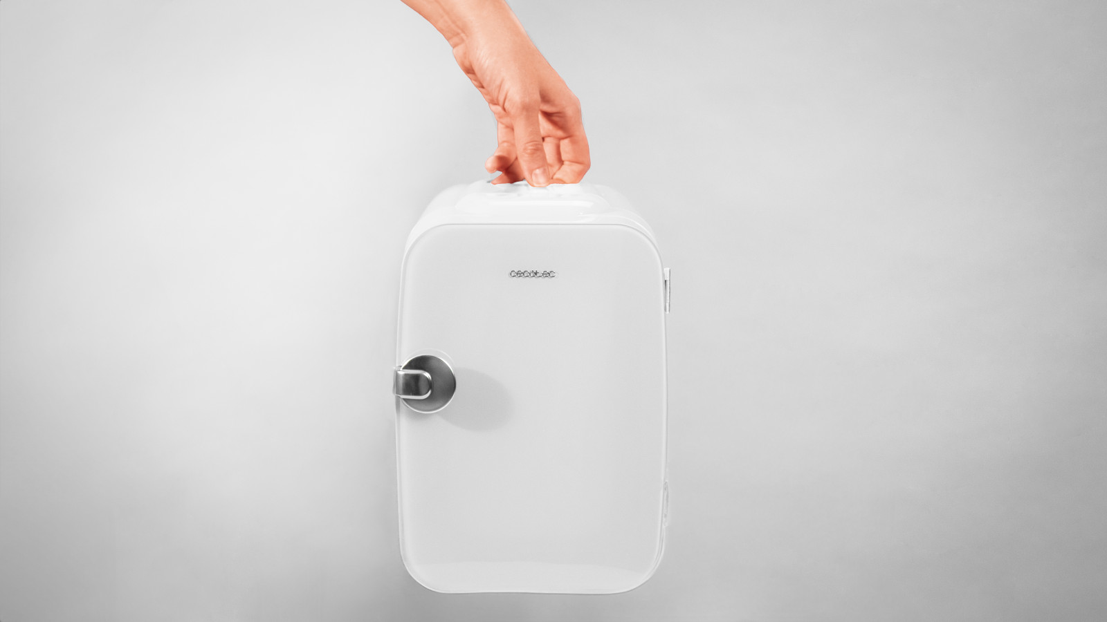 Llévate la nevera a todas partes y mantén tus bebidas y productos fríos en todos tus viajes gracias a su compatibilidad con coches y caravanas.