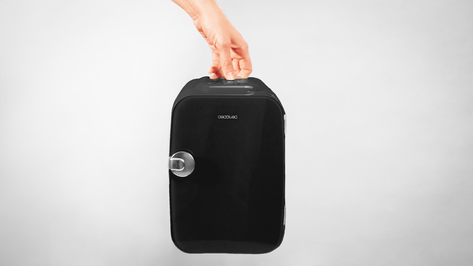 Llévate la nevera a todas partes y mantén tus bebidas y productos fríos en todos tus viajes gracias a su compatibilidad con coches y caravanas.