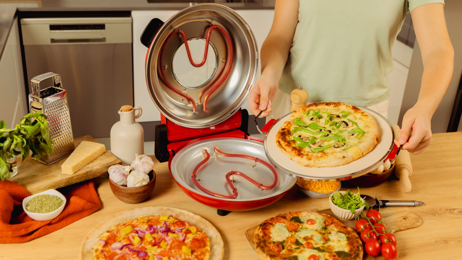 Gracias a la ventana de visualización podrás vigilar en todo momento el punto de cocción de tus pizzas y preparaciones.