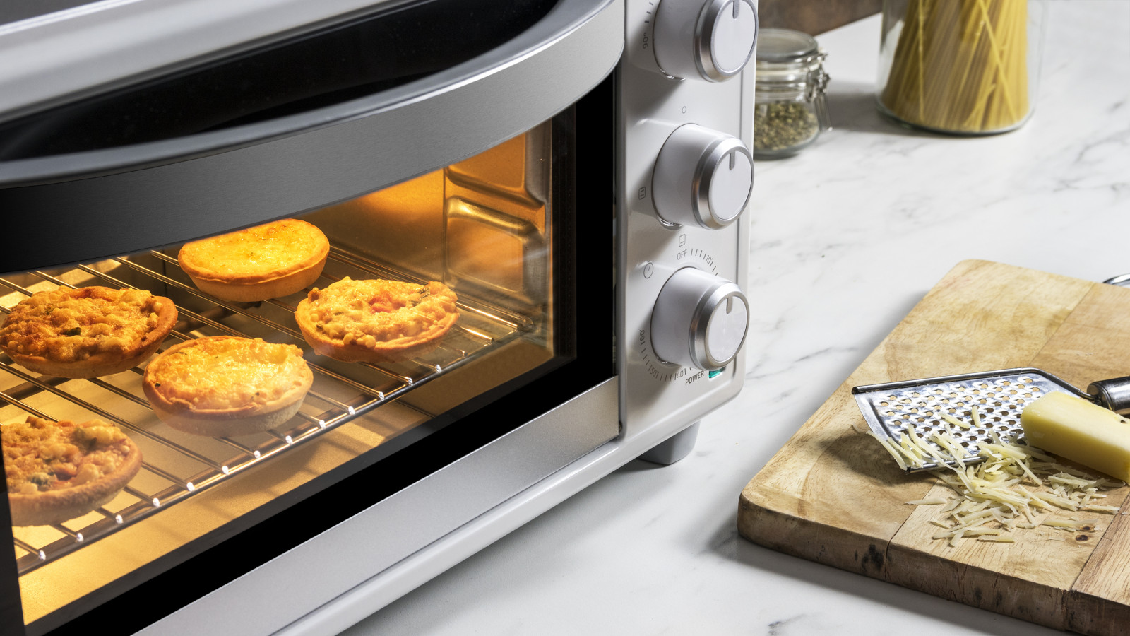 Explora diferentes maneras de cocinar con sus 3 modos de calor: calor base, grill y función combinada.