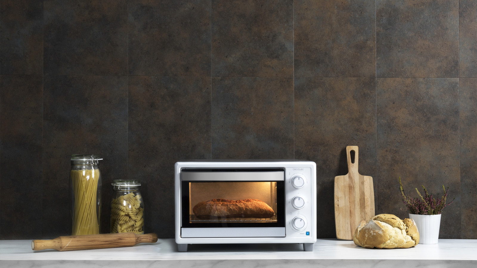 Regula la temperatura: temperatura regulable hasta 230 ºC para que elijas la que mejor se adapte a tus recetas y alimentos.