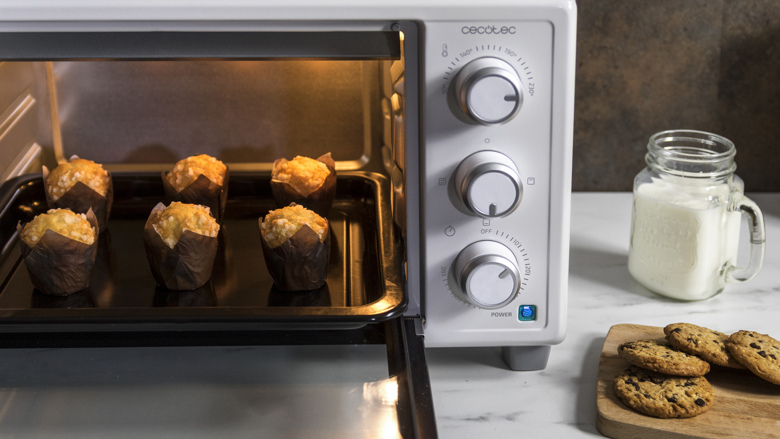 El horno de sobremesa contiene una bandeja recogemigas para una limpieza fácil.