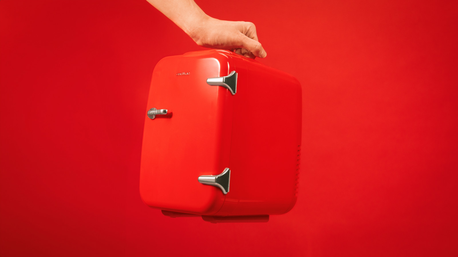 Llévate la nevera a todas partes y mantén tus bebidas y productos fríos en todos tus viajes gracias a su compatibilidad con coches y caravanas.