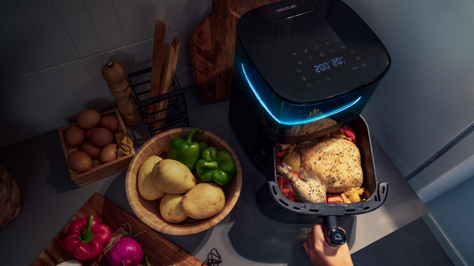 Tecnología de aire caliente: consigue los mejores resultados gracias a su tecnología avanzada PerfectCook. Panel de control táctil multifunción: para un cocinado sencillo, claro y moderno.
