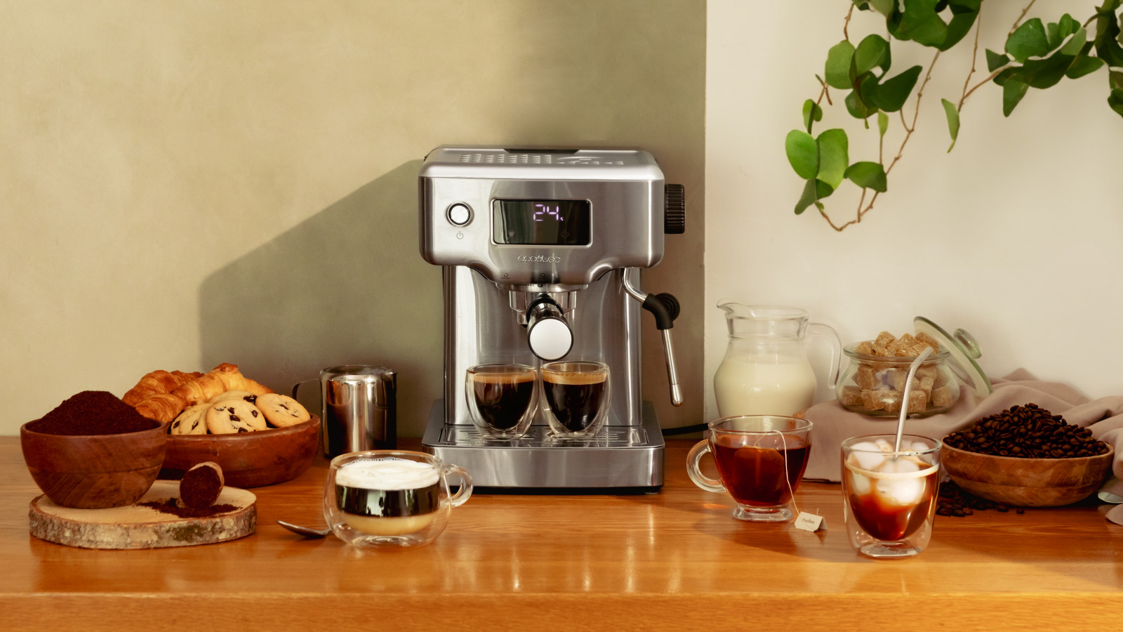 Cafetera barista compacta con diseño elegante. Potencia máxima de 1465 W que prepara todo tipo de cafés.