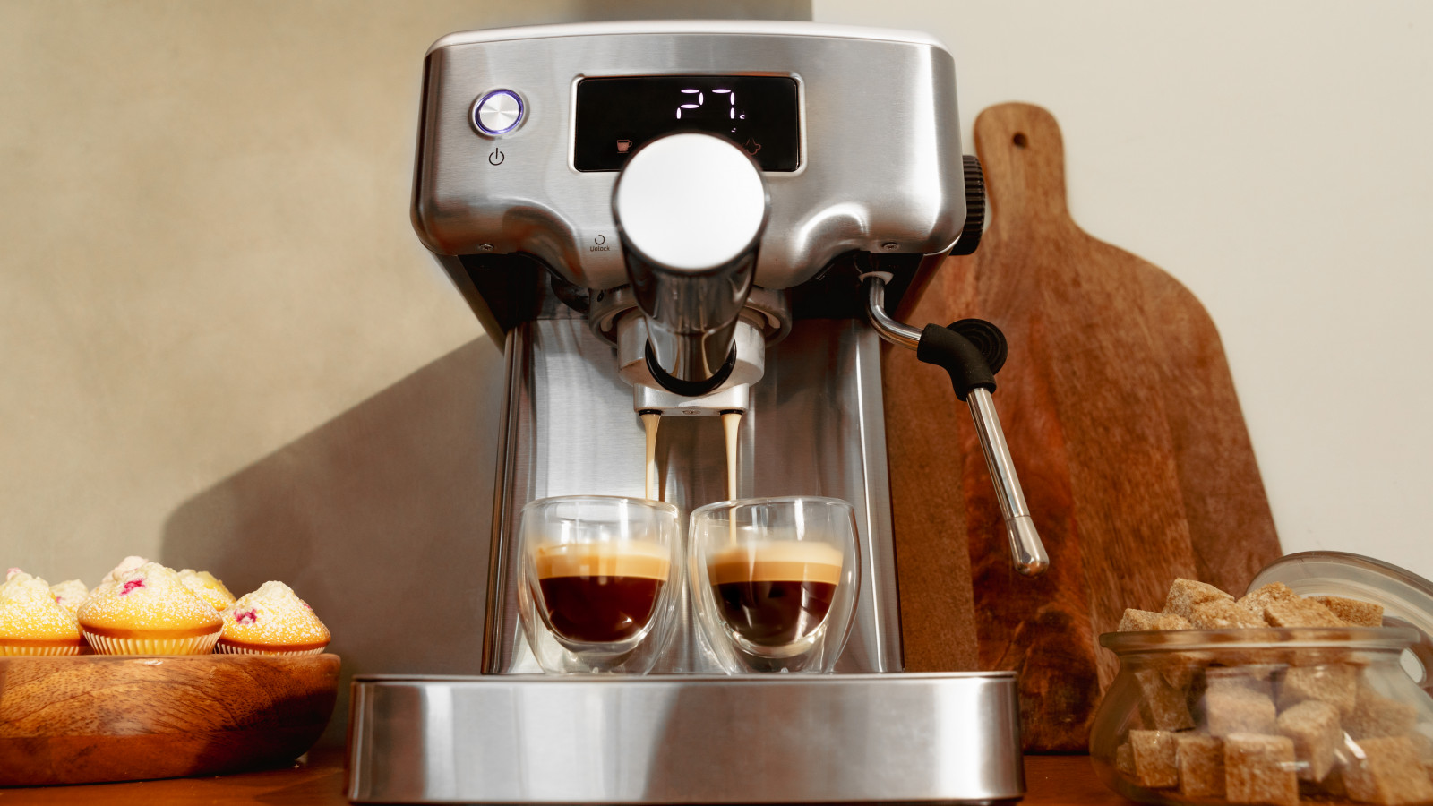 El sistema de calentamiento rápido por Thermoblock garantiza que la temperatura se mantenga en su intervalo óptimo para obtener el mejor café y una potente bomba de presión con tecnología Force Aroma de 20 bares que consigue la mejor crema y el máximo aroma.