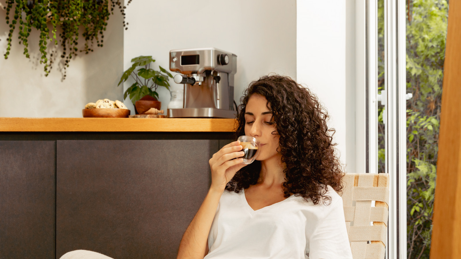 Incluye vaporizador orientable con protección que texturiza la leche y te consigue la mejor espuma. Además, emite agua caliente a la temperatura idónea para las infusiones.