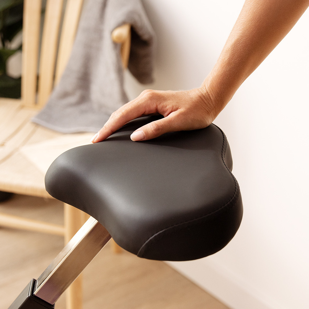 Volante de inercia de 3 kg que aporta una transmisión fluida por correa. Sistema Silence Fit: el pedaleo más ágil y silencioso. Pedales con correas para mayor seguridad y máximo confort.